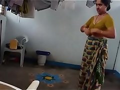 Tamil Brahmin 36 yrs old married beautiful, hot and sexy housewife aunty Mrs. Alamelu Krishnamoorthy dress changing sex porn video-1